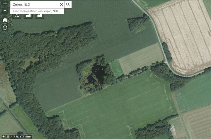 Luchtfoto van het Holtveen, een klein natuurterreintj te midden van het agrarsiche land.
