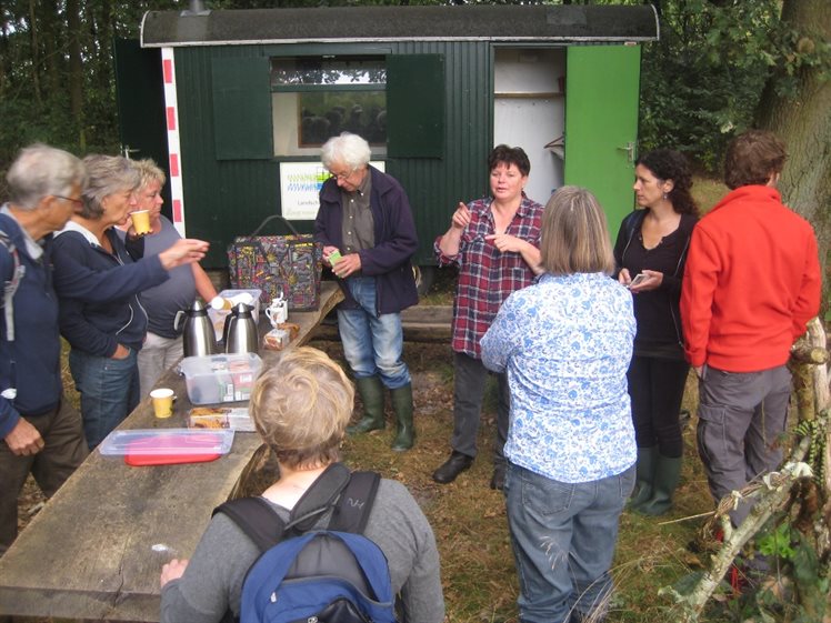 De vaste vrijwilligersgroep zorgt voor koffie en thee.