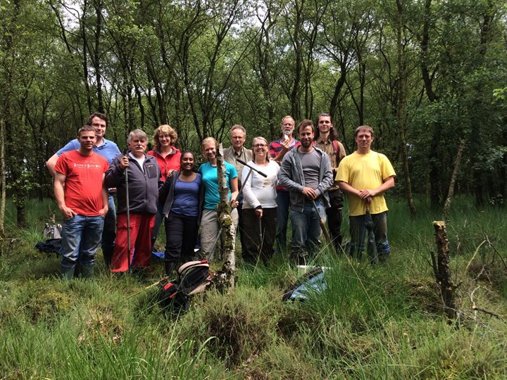 Betrokkenen van de Summerschool. Van links naar rechts: Bart Koops, Hessel Woolderink, Liewe Damminga, Anna-Maartje de Boer, Archana Sadhoeram, Maaike Zwier, Henk Heling, Anja Verbers, Enno Bregman, Sebastiaan l’Ami, Wilmer Koster en Wim Hoek. Erik Meijles ontbreekt op de foto. (foto: Roelof Eleveld)