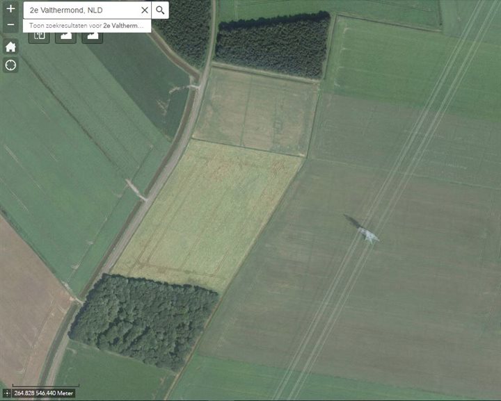 Luchtfoto van de -mogelijk- pingoruïne, in het akkerland is de ondiepe laagte nauwelijks zichtbaar
