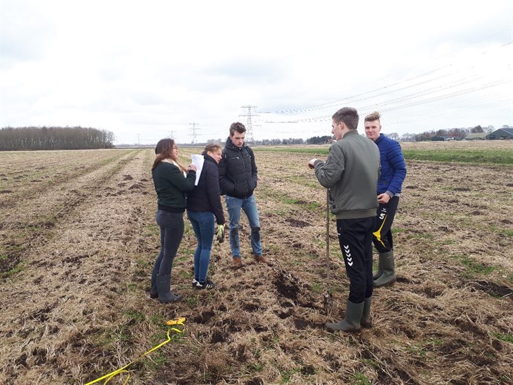 Grondboren en beschrijvingen maken met RSG Atheneum klas 5 uit Ter Apel (foto: Bart Koops)