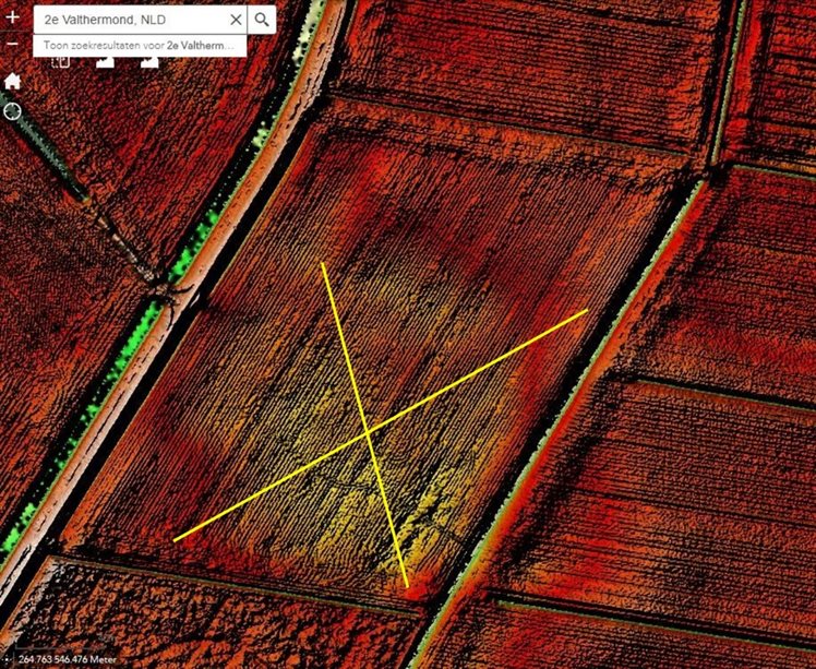 De hoogtekaart met shaded reliëf met als blauwe cirkel de mogelijke pingoruïne en in geel de twee boorraaien. Raai A loopt van ZW-NO en raai B van ZO naar NW.