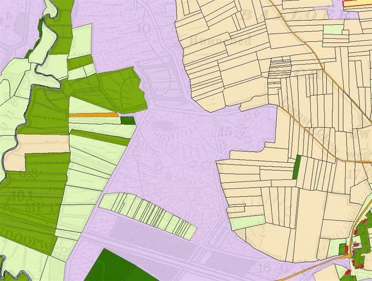 Kampsheide in resp. 1832 en 1907. De kaart van 1832 laat het grondgebruik zien: roze: heide, geel: bouwland, licht groen weiland, midden groen: hooiland en donker groen bos of hakhout. Rechts onder ligt Balloo. Ook in 1907 is bijna het hele gebied nog heide, en is er nog geen open water. Wel is het aantal (spoor)wegen toegenomen, evenals de bospercelen.