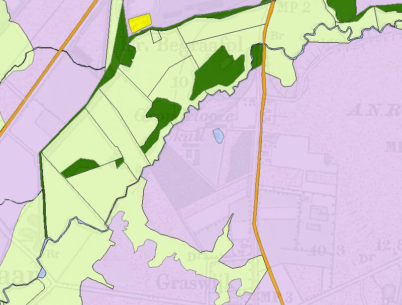Kaart uit 1832, grondgebruik, met in roze heide. De Grondeloze kuil (rode cirkel) stond al als open watertje op de kaart. Het beekdal van het Anreeperdiep is weergegeven in licht groen en de bospercelen in donker groen. Het gele vlak links boven is een joodse begraafplaats.