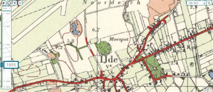 Topografische kaart 1955. Voor het eerst afgebeeld als een bosje, met aan de zuidoostzijde een witte rand (pad?) rondom en dwars door het midden.