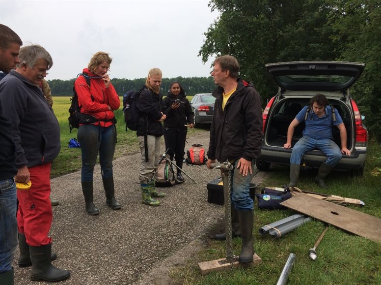 Uitleg van de boor apparatuur door Wim Hoek (foto: A. Verbers)