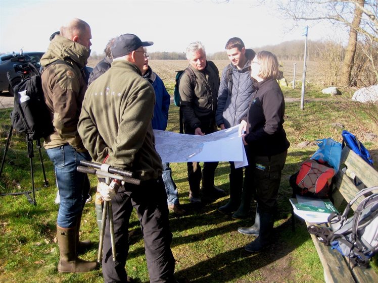 Uitleg bij het veldwerk met de vrijwilligers, tijdens de opname voor ROEG TV (foto: Peter Tydeman)