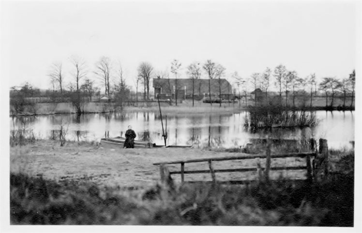 Foto van het Okkenveen, ook wel ‘Okkengat genoemd’, in ± 1935 met op de achtergrond de boerderij van de familie Okken