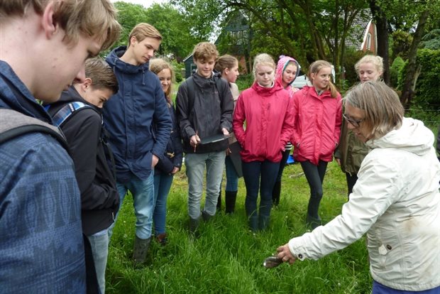 Leerlingen krijgen uitleg over het boren door Anja Verbers (foto: Peter van de Werff)