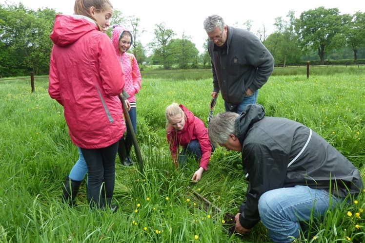 Samen aan de slag (foto: Peter van de Werff).