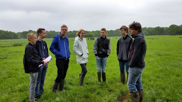 Een deel van de groep in gesprek met Erik Meijles van de RUG, rechts op de foto (foto: A. Pigmans).