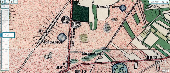 De kaart uit 1900 laat zien dat deze locatie (rode cirkel) ook toen al een venige plek in het landschap was. Het landschap bestond in die periode hier met name uit heide, met hier en daar een ‘kuil’ of een venige plek. Ook waren er al open watertjes, zoals de Schaapvolt.