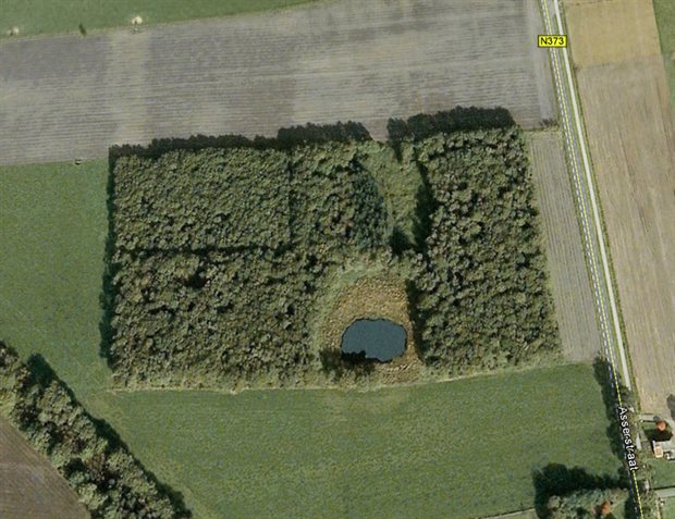 Locatie van onderzoek vanuit de lucht gezien, langs de rode lijn zijn een aantal boringen gedaan. Je ziet de pingoruïne in het grasland doorlopen.