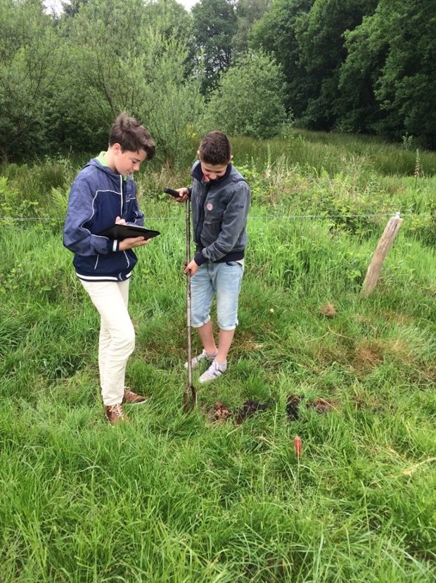 Groepje leerlingen aan het werk (foto: A. Verbers).