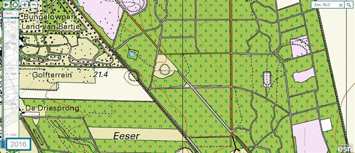 Kaart uit 2016; de pingoruïne is volledig omringd door bos, maar de pingoruïne zelf is een open terrein.