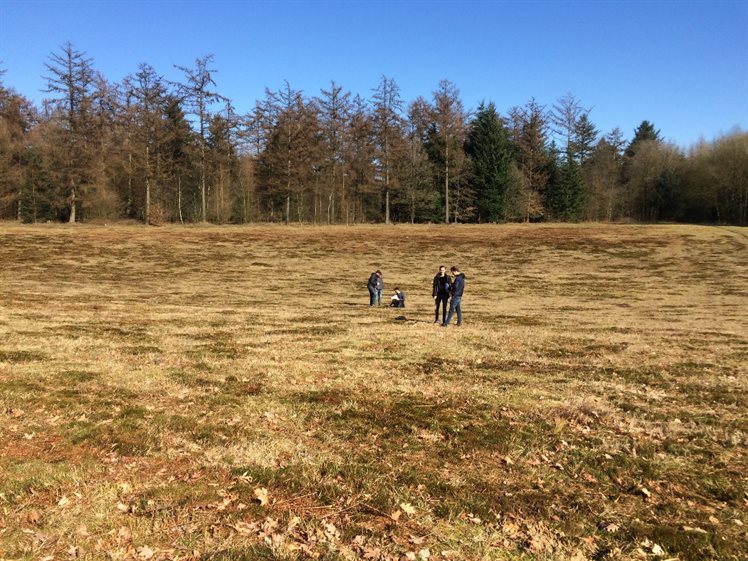 De diepte van de depressie is goed waarneembaar doordat de hoogteverschillen tussen de studenten die op korte afstand van elkaar staan (foto: A. Verbers)