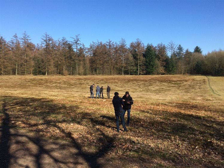 Studenten bezig met het onderzoek aan de pingoruïne (foto: A. Verbers)