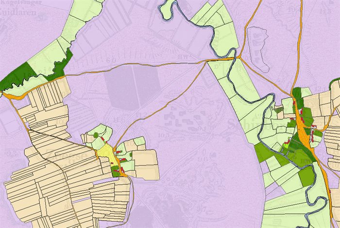 Grondgebruik van de mogelijke pingoruïne in 1832, De hele zone tussen de hoge gronden en het beekdal bestaan nog uit veen en/of heide (roze). Licht groen is grasland en licht geel bouwland. De 1910 kaart schijnt er een beetje doorheen, bij wijze van referentie.