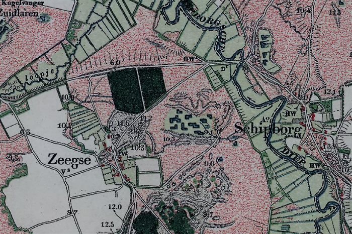 Topografische kaart uit 1910, er zijn veenputten afgebeeld op de plek waar nu het Siepelveen ligt. Er werd vroeger dus veen gewonnen. Om heet veen heen zijn al stuifzandruggen weergegeven