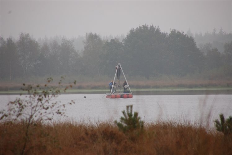 Het Elpermeer, op de mistige ochtend van 27 september 2017, toen de Universiteit van Utrecht onderzoek deed vanaf een vlot (foto: Anja Verbers).