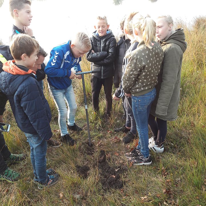 Kinderen-Groene-Hartschool-Zuidwolde-op-veldbezoek