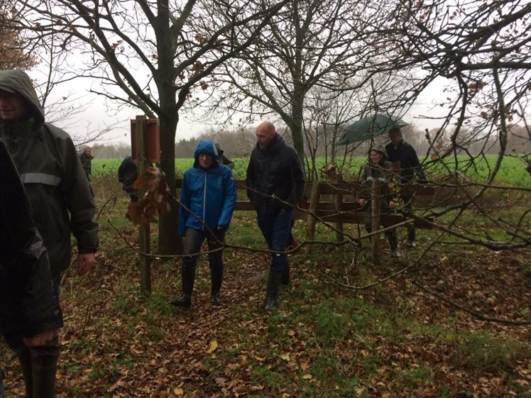 Ondanks de regen was de excursie een succes; hier bij het Bollenveen (foto: Anja Verbers).