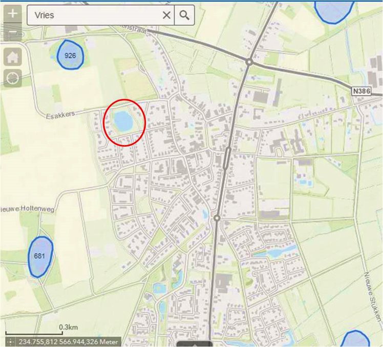 Locatie van deze mogelijke pingoruïne (rode cirkel) het Eschveen op de topografische kaart. De oranje streep geeft de raai aan waarlangs geboord is.