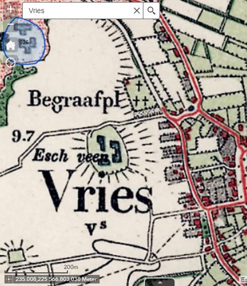 Fragment van de hoogtekaart en de topografische kaart uit 1915 (resp. AHN.nl en hisgis.nl). Links boven ligt een andere mogelijke pingoruïne, het Kostersveen, met nummer 926.