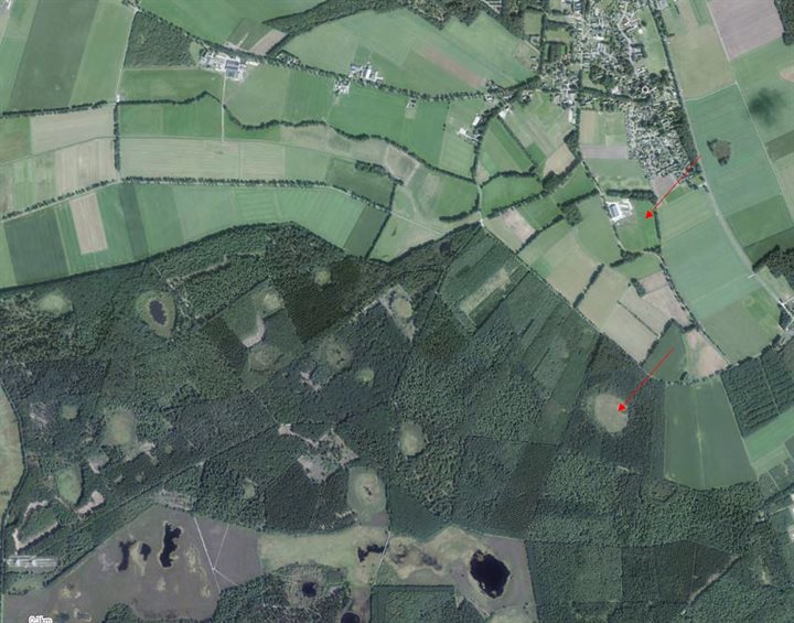 Een luchtfoto van het gebied ten zuiden van Grolloo, met in rode pijlen enkele onderzochte locaties. Beide betreffen pingoruïnes. De zuidelijke is het Uteringsveentje, deze is in de jaren tachtig van de vorige eeuw onderzocht door P.Cleveringa. De andere ligt aan de Heetlagendijk en is onderzocht door Archeoboor, een archeologisch adviesbureau.